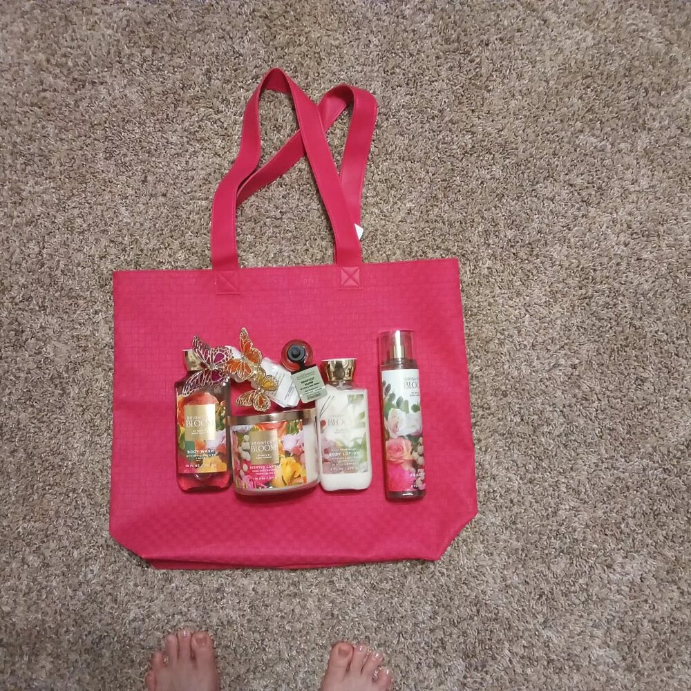 Bath and body Works brightest bloom gift bag set with goodies - Picture 4 of 16